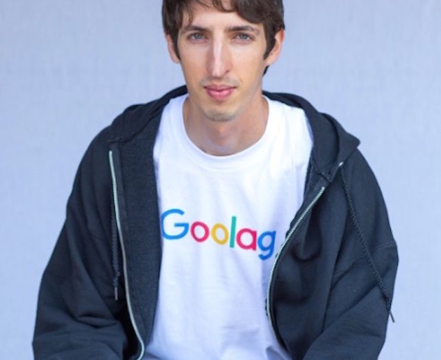 James Damore, manden der skabte både intern og offentlig ravage for Google, ses her med en T-shirt, der sammenligner Google med Gulag. Kilde: James Damores LinkedIn.