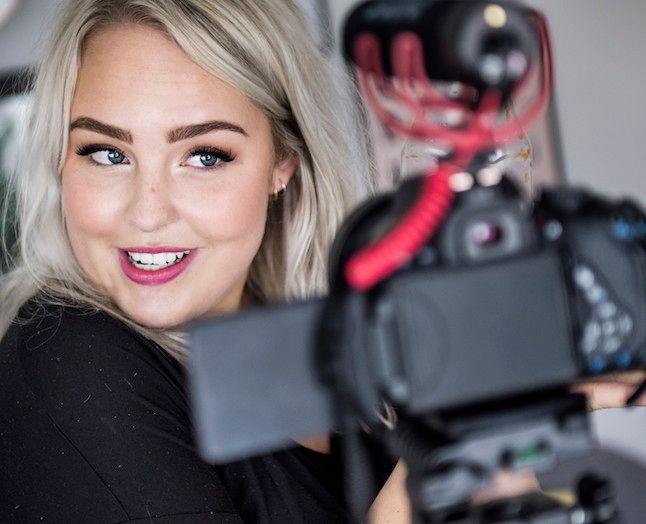 Få gode råd til, hvordan du bliver en succes på de sociale medier af hele Danmarks dansemus, youtuberen Julia Sofia, der har omkring en halv million følgere.