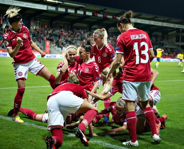 Det danske kvindelandshold satte tirsdag med en sejr 6-1 over Ungarn tingene på plads. Optakten til kampen handlede om alt andet end fodbold, men spillerne holdt fokus på bolden. Kilde: Scanpix