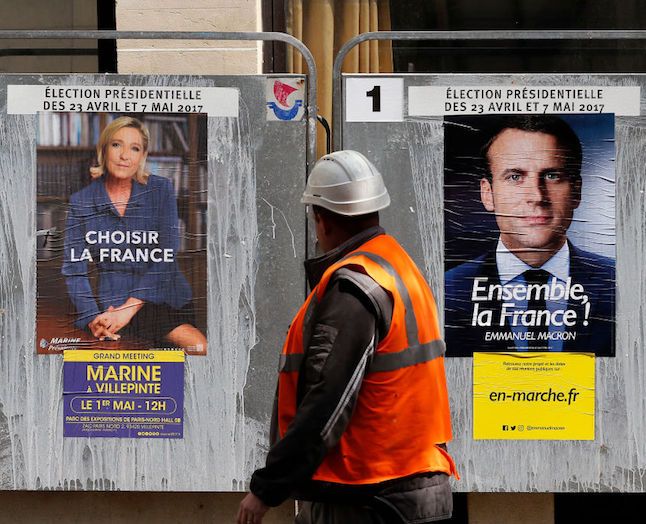 Emanuelle Macron og Marine Le Pen kæmper om at være den mindst traditionelle præsidentkandidat, men risikerer begge at undergrave deres egen troværdighed i kampen for at passe ind.