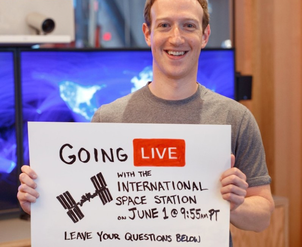 Mark Zuckerberg med sin nye Facebook baby