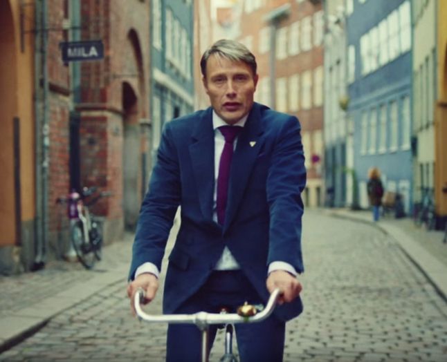 Bliver det mere dansk end Mads Mikkelsen cyklende på brostensbelagte gader, mens han taler om hygge? Næppe, og det er også meningen, for det nationalromantiske hitter i den danske reklameverden.