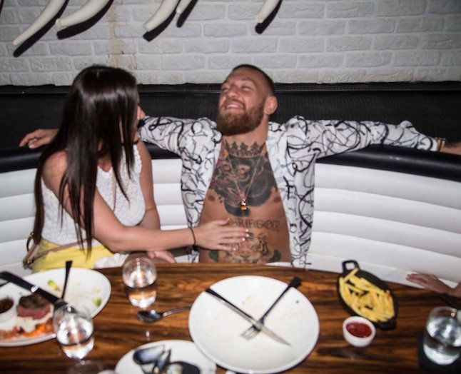 "You need to get yourself a wealth belly, kid". Conor McGregor hylder sin magelige millionærmave.