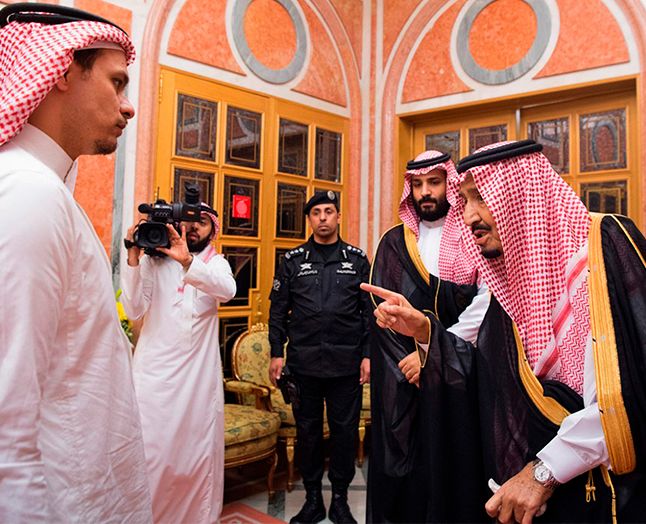 Den 23. oktober mødtes Saudi Arabiens konge, Salman, og kronprins, Mohammed bin Salman, med sønnen af den myrdede journalist Jamal Khashoggi for at kondolere til sønnen, Salah Khashoggi. Foto: Ritzau Scanpix