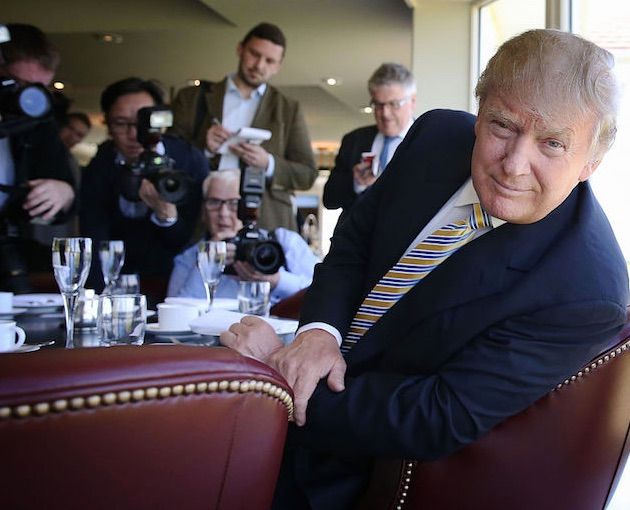 Donald Trump i Frank Underwood-positur: Det fortrolige og sejrssikre øjeblik med vælgeren/seeren.