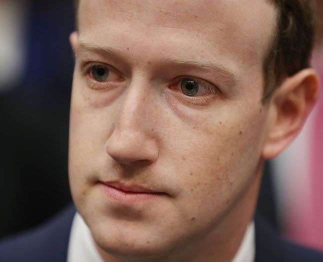 "Vores mission er at forbinde mennesker og fællesskaber," siger Zuckerberg. Så godt, så idealistisk, og så tilføjer han lige et … "på Facebook". For det er jo sådan, han tjener penge på sin idealisme. Dobbelthedens dilemma i én sætning. Foto: Getty Images.