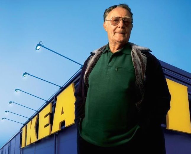 Møbelmilliardæren fløj på de billige rækker, gik i genbrugstøj og gav reprimander, hvis de ansatte glemte at slukke lyset. Han blev tilmed nægtet adgang til sin egen fest, hvor han skulle statueres som ‘Businessman of the Year’, fordi han ankom til festen i bus. Historien om Ingvar Kamprad og IKEA er langt fra graciøs. Men den virkede. Foto: Inter IKEA Systems