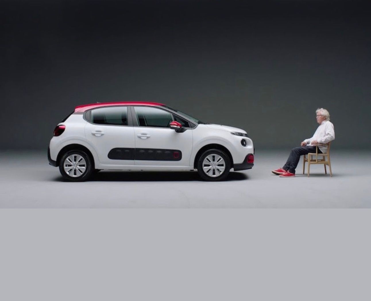 Jørgen Leth i Citroën-reklamen med pay-off'et ”Leth at elske”. Oplagt at parre en fransk bil med hyperæstetikeren Leth. Thygesen og Cramon er glade. Billede fra kampagnen.