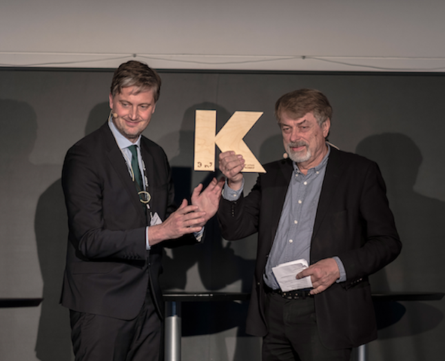 Her modtager retorik-professor Christian Kock æresprisen af Kforums redaktør. Tillykke, det er mere end velfortjent. For Kock er cool.