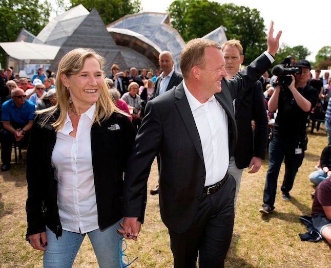 Lars og konen – eller statsministeren og statsministerfruen. Det er lidt uklart, hvornår de er det ene og det andet. Kan man overhovedet holde pause fra at være statsminister, mens man er statsminister? Foto: Scanpix/Ritzau/Niels Meilvang.