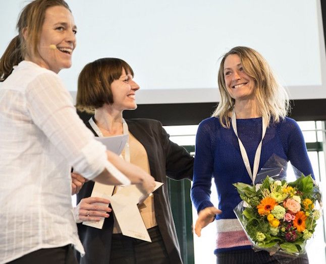 Amanda Justesen og Tine Bach Hansen (til højre) fra Miljø- og Teknikforvaltningen i København, der modtog KOM-kampagneprisen. Foto: Jeanne Kornum