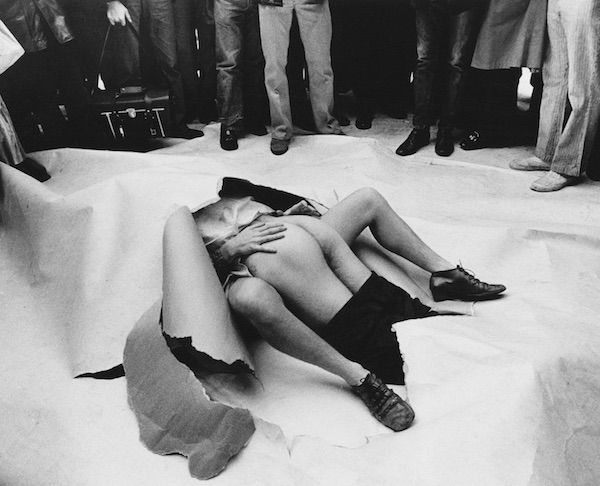 Seksualitet er et sprog med et utal af dialekter. Barndommen spiller en afgørende rolle for, hvilke seksuelle præferencer det voksne menneske har. Foto: Performancekunst i New York, 1970. Foto taget af Jill Freedman/GettyImages.