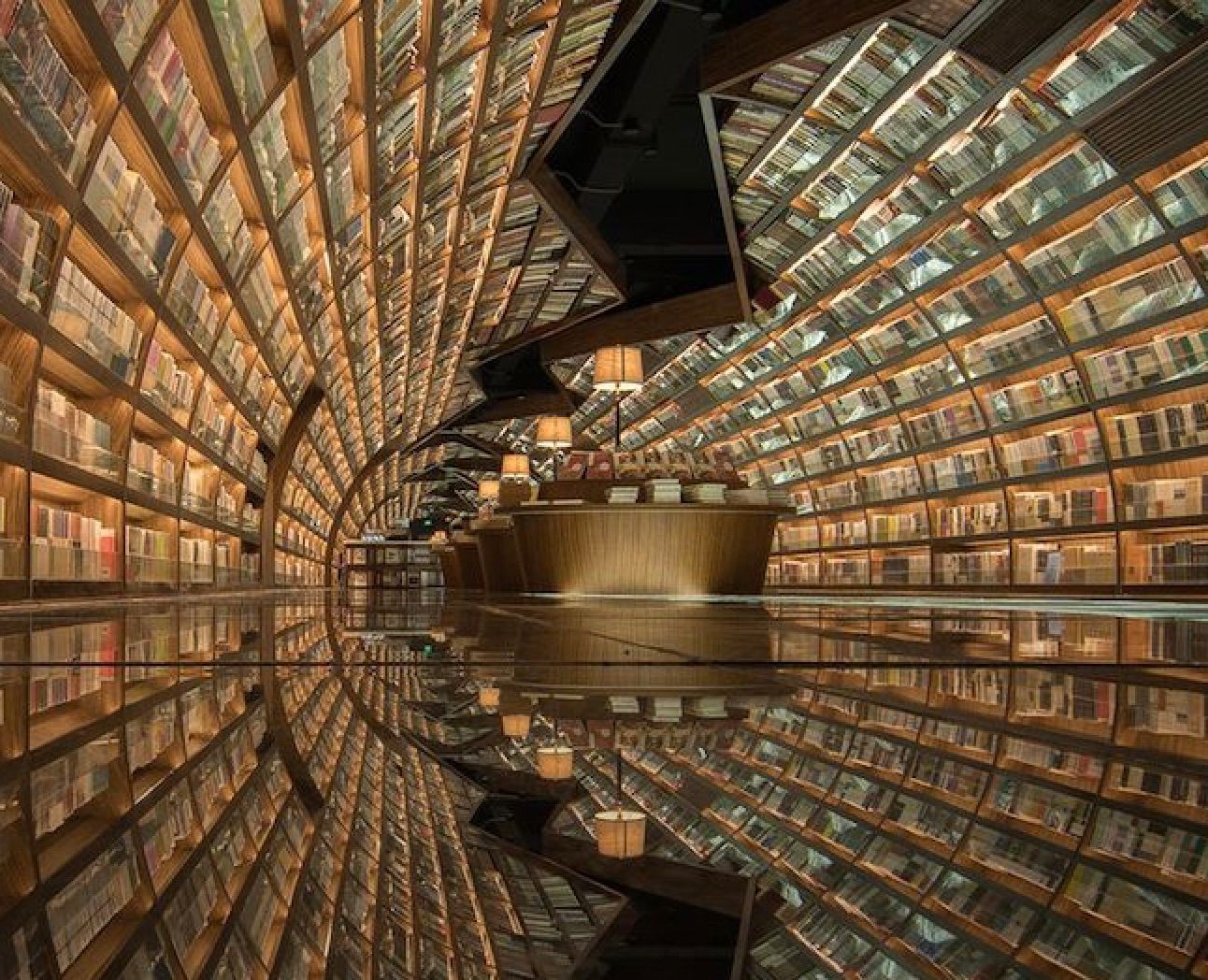 Litteraturen giver indsigter og svar, der er anderledes end dem, du får ved almindelige Googlesøgninger. Den nye Google-tjeneste Talk to Books finder dit svar ved at søge i tusindvis af bøger på et splitsekund. Foto fra det futuristiske bibliotek i Yangzhou i Kina.
