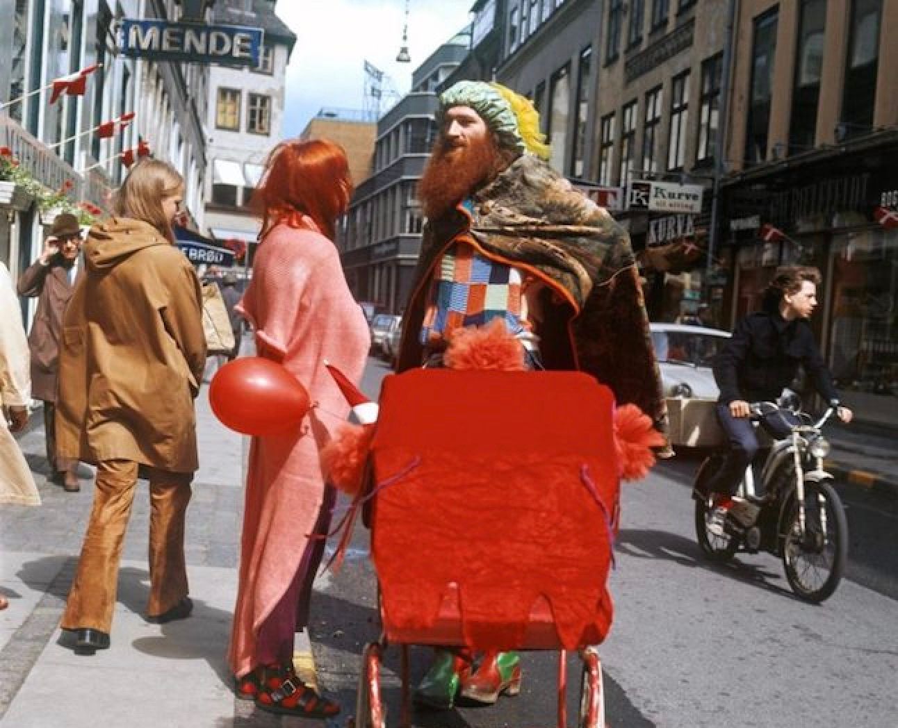Kan du huske det gode gamle København? Morten Vammen tager dig i hånden på en tur gennem hovedstadens gader til dengang byen havde mere sjæl og var befolket af skæve eksistenser.