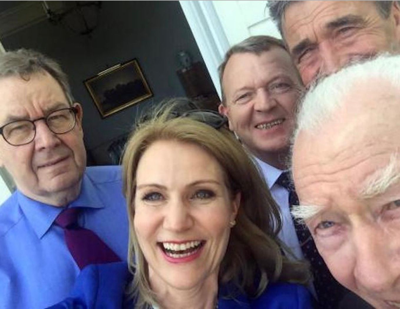 Fem statsministre på slap line - eller i hvert fald under mere afslappede former, end vi normalt oplever dem. Det er tiltrængt, og det giver os et godt indblik i livet på den politiske top. Selfie fra serien.