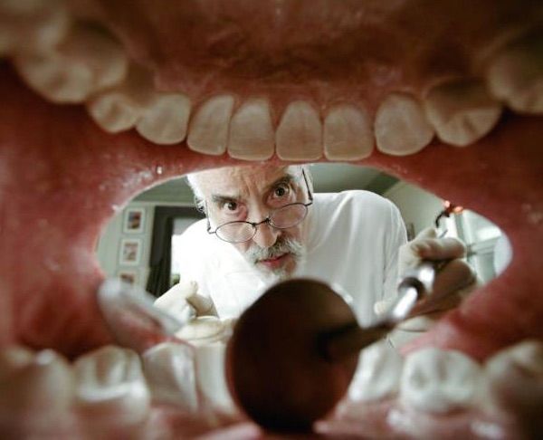 Næsten halvdelen af årgang 1996 – 32.000 20-årige – har ikke været forbi en tandklinik, siden de fyldte 18 år. I Tandlægeforeningens nye kampagne overbeviser unge andre unge om, at det er vigtigt at gå til tandlæge regelmæssigt.