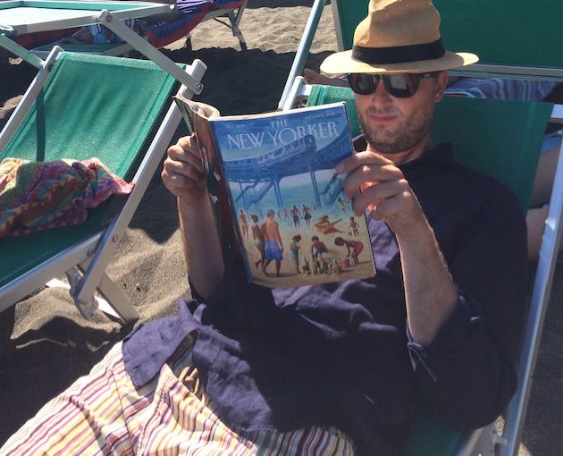 Kforums chefredaktør Timme Bisgaard Munk med sin yndlingslitteratur i strandstolen. Læs læs læs, hvad de kloge læste i sommerferien