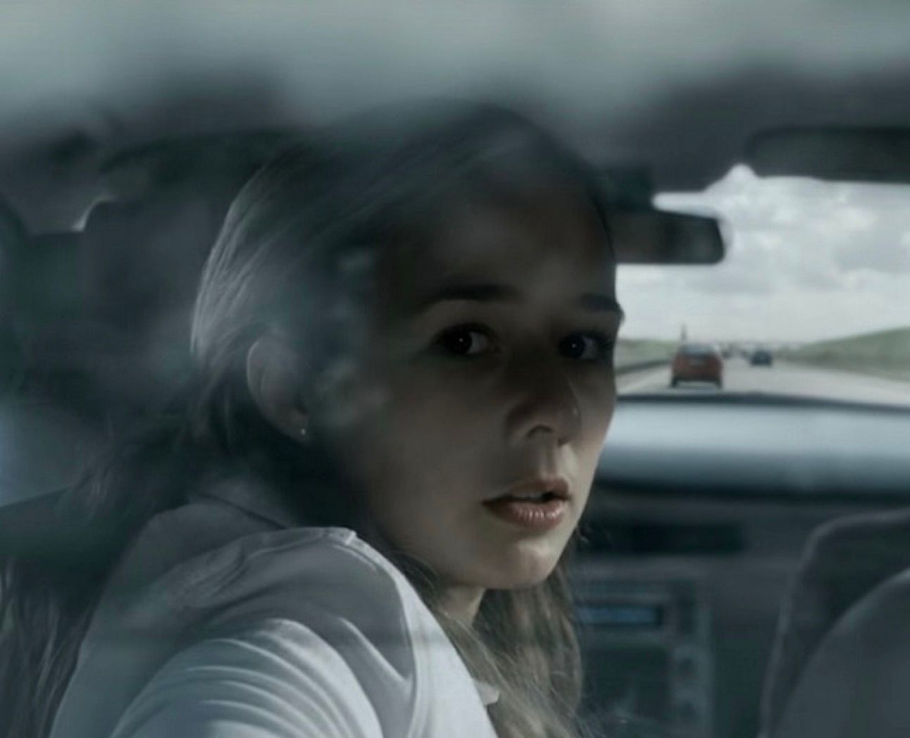 Simone (Alba August), kort efter hun er blevet revet ud af eksamen af sin far, fordi landet er på vej i undtagelsestilstand i den danske apokalypse The Rain. Stillbillede fra serien.