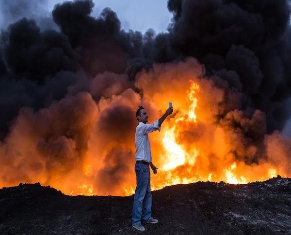 En lokal iraker tager en selfie nær fronten under kampene om Mosul, Irak. Foto: Yasin Akgul, AFP