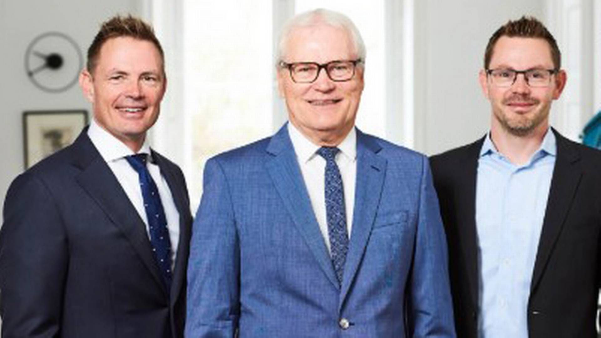 Den ene søn Morten Borup Demant (t.v.) er udviklingschef, faderen Henning Borup Jacobsen (i midten) er adm. direktør, mens den anden søn John Borup Jacobsen (t.h.) er økonomichef. | Foto: PR / Cervo Gruppen