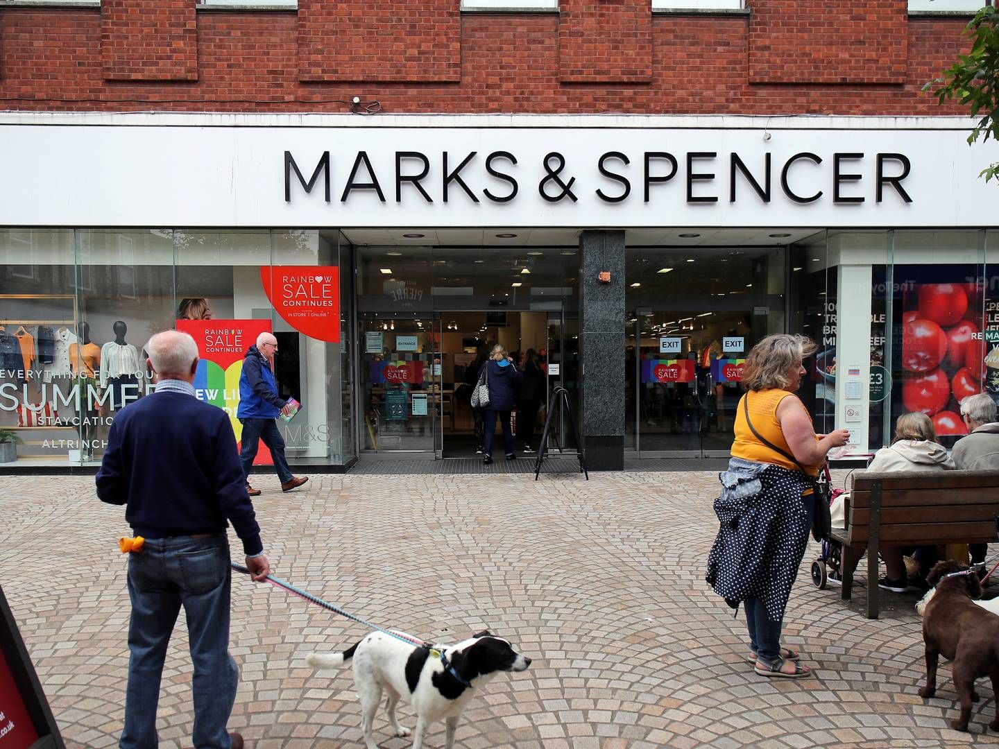 Den britiske kæde Marks & Spencer ejer både supermarkeder, kiosker og tøjbutikker. | Photo: MOLLY DARLINGTON/REUTERS / X07092