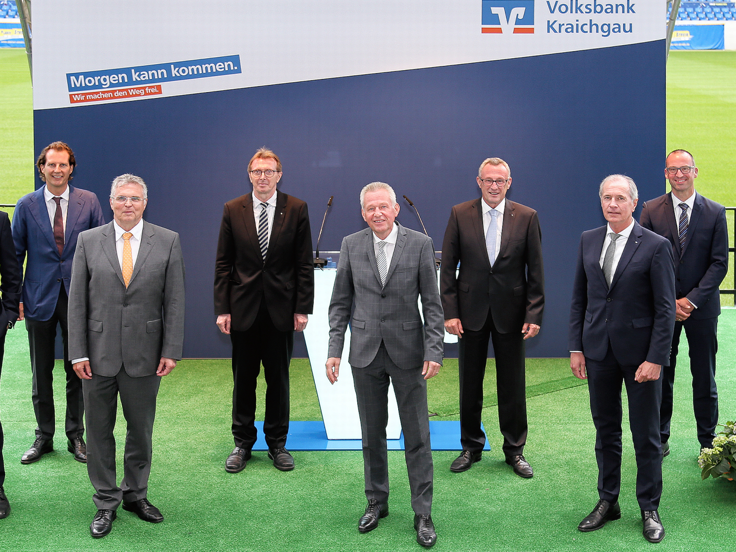 Vorstandschef Matthias Zander (fünfter von links) mit Mitgliedern des Vorstands und zwei der insgesamt 36 Aufsichtsräte. Holger Neubauer (rechts) wird ab Oktober 2021 Mitglied des Vorstands. | Foto: Volksbank Kraichgau
