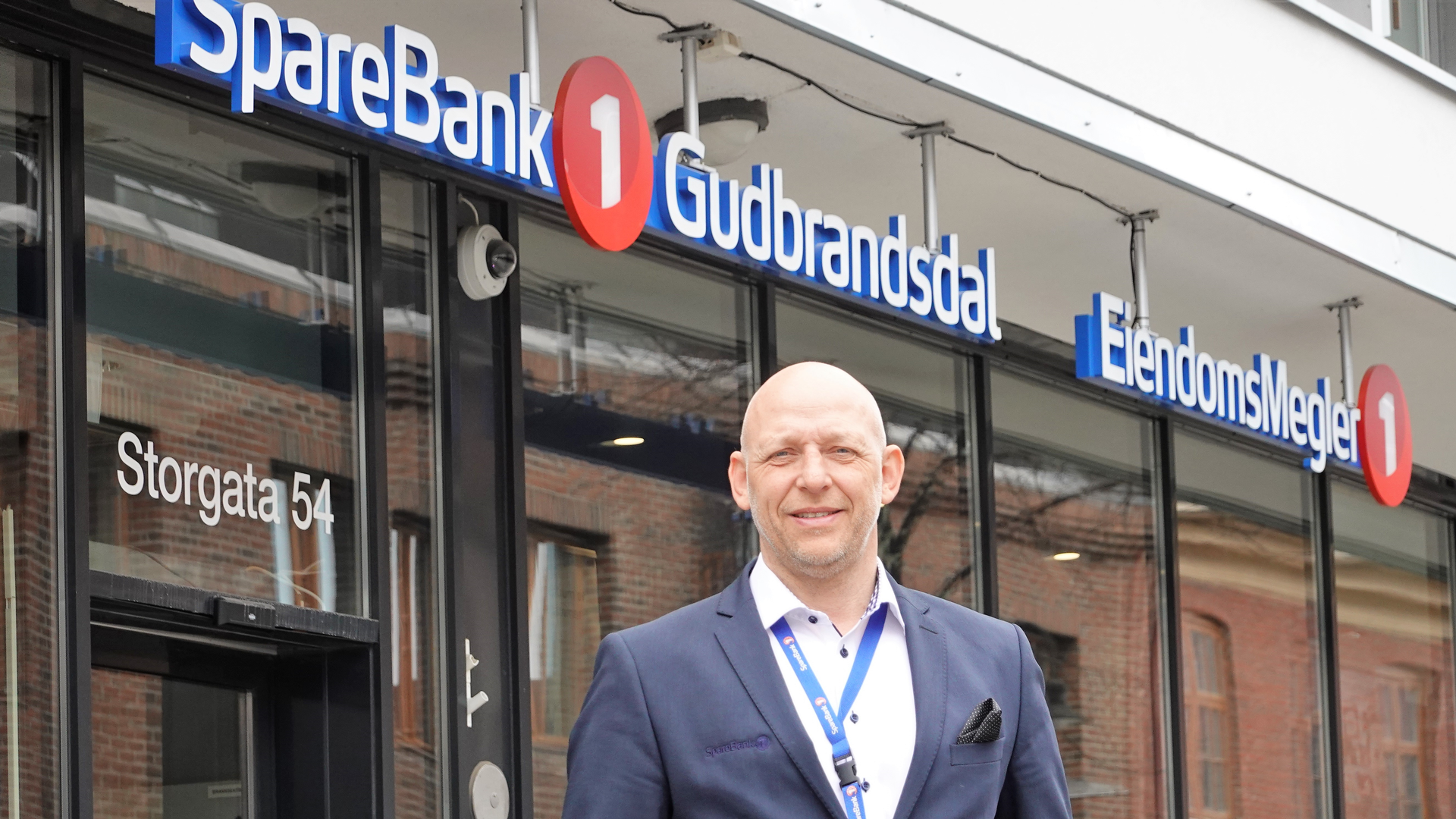 Administrerende banksjef Per Ivar Kleiven i SpareBank 1 Gudbrandsdal fotografert utenfor Lillehammer-kontoret. | Foto: SpareBank 1 Gudbrandsdal