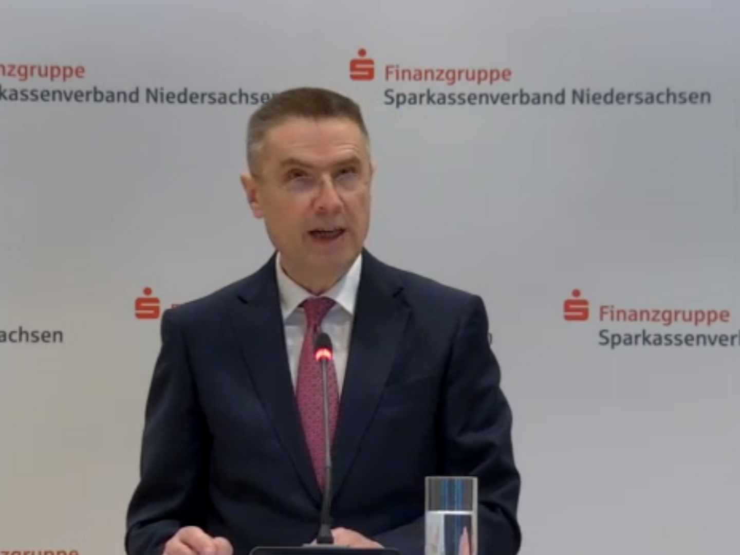 Thomas Mang, Präsident des Sparkassenverbands Niedersachsen, auf der Pressekonferenz. | Foto: Sreenshot FinanzBusiness.