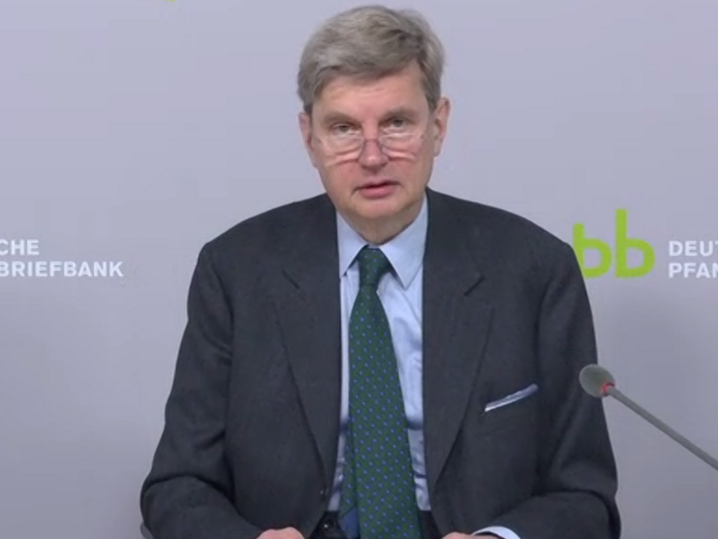 Andreas Arndt, Vorstandschef der Deutschen Pfandbriefbank, auf der virtuellen Jahrespressekonferenz. | Foto: Screenshot FinanzBusiness.