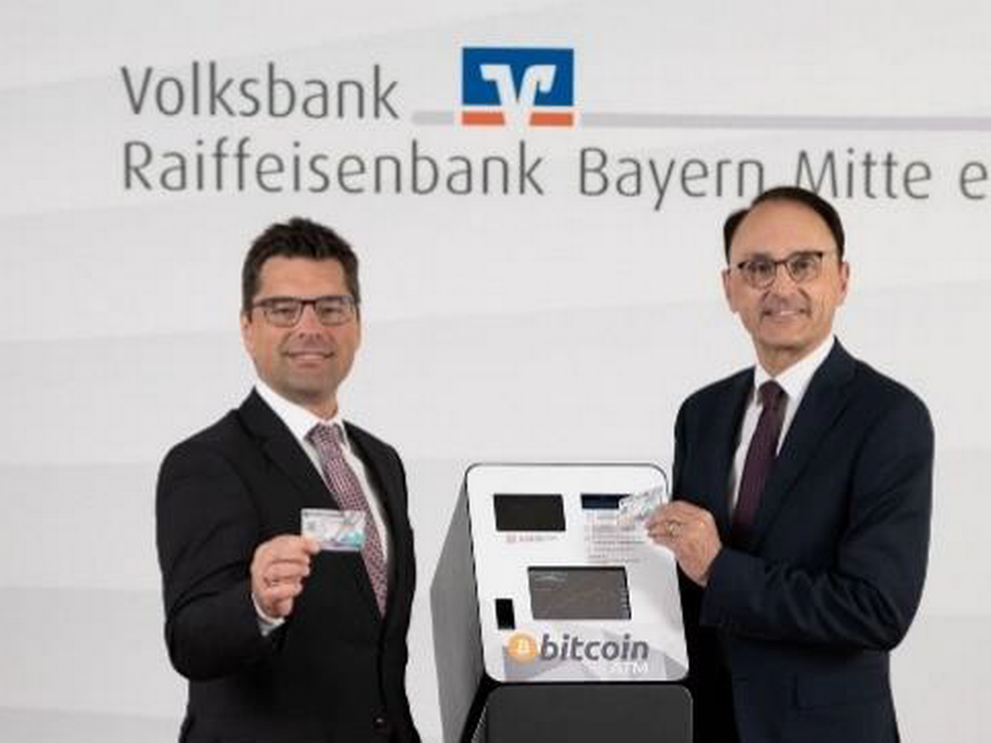 Richard L. Riedmaier, Vorstandsvorsitzender der Volksbank Raiffeisenbank Bayern Mitte und Andreas Streb, Stellvertretender Vorstandsvorsitzender der Volksbank Raiffeisenbank Bayern Mitte (v.r.n.l.) | Foto: VR Bank Bayern MItte