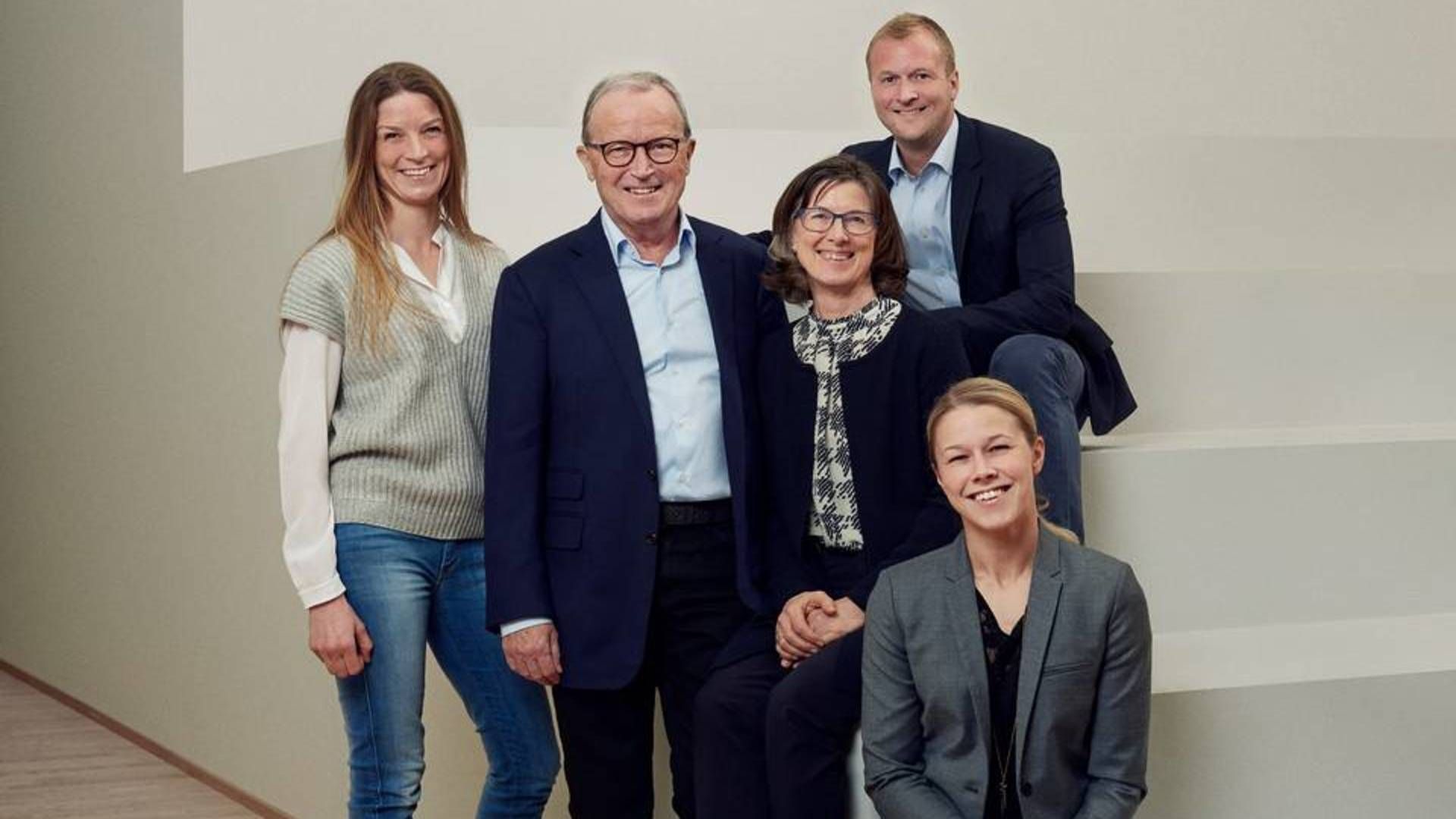 Lego-familiens pengetank gør det muligt for personerne bag at bruge penge på heste og godser og et golfprojekt. På billedet er hele familien (fra venstre) Sofie Kirk Kristiansen, Kjeld Kirk Kristiansen, Camilla Kirk Kristiansen, Thomas Kirk Kristiansen og Agnete Kirk Thinggaard. | Foto: Lego