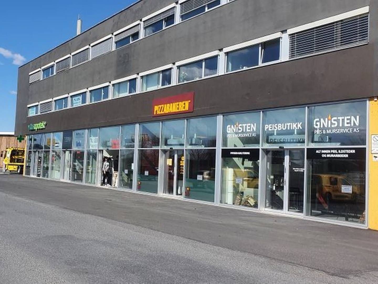 KJØRES UT IGJEN: Kjeller Bil selger denne eiendommen med butikker, kontorer, leiligheter og hybler på Kjeller i Lillestrøm. | Foto: Finn.no