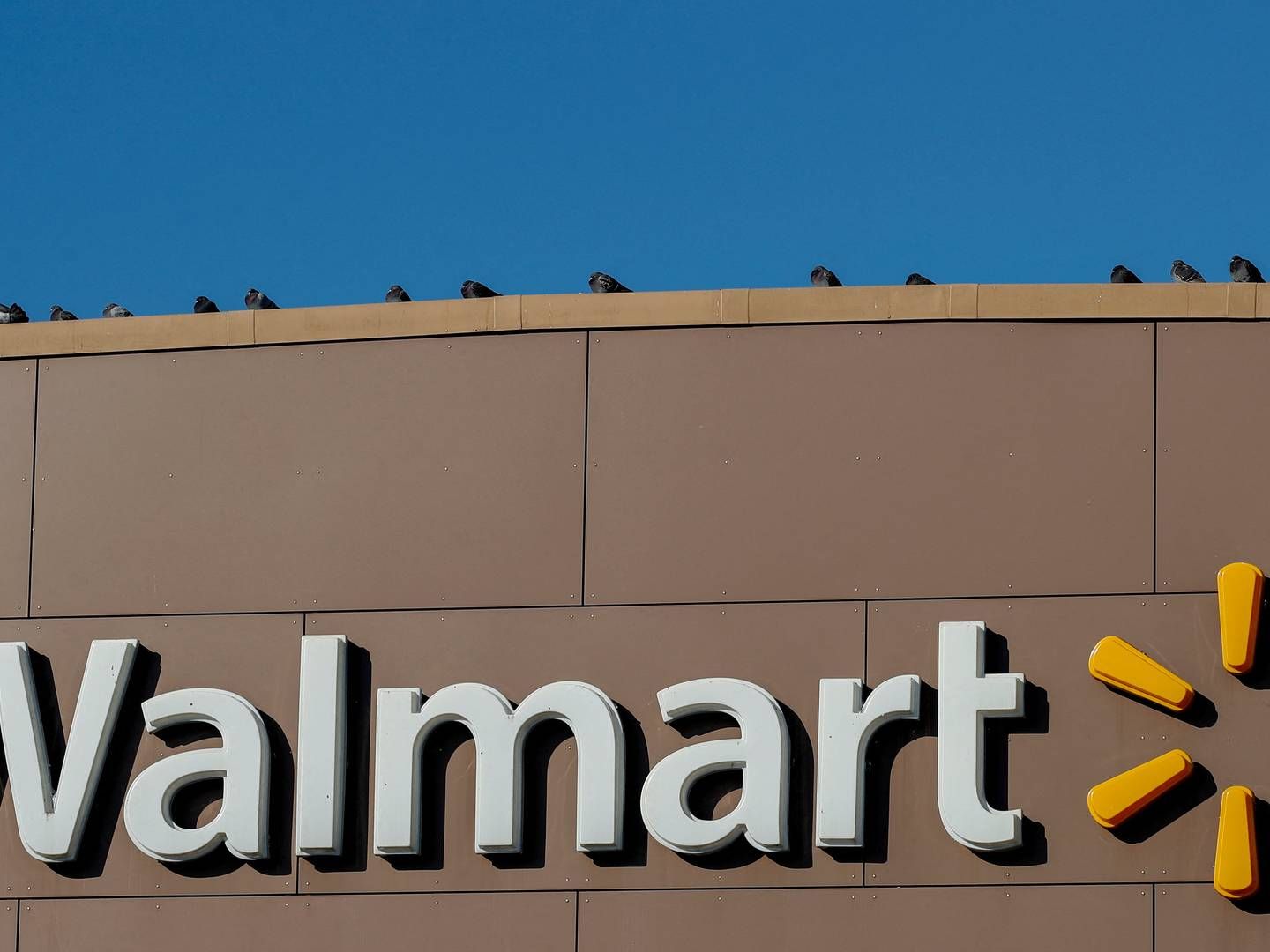 Walmart har hævet priserne på særligt fødevarer og benzin, men sænket den på andre varer. | Foto: Kamil Krzaczynski/Reuters