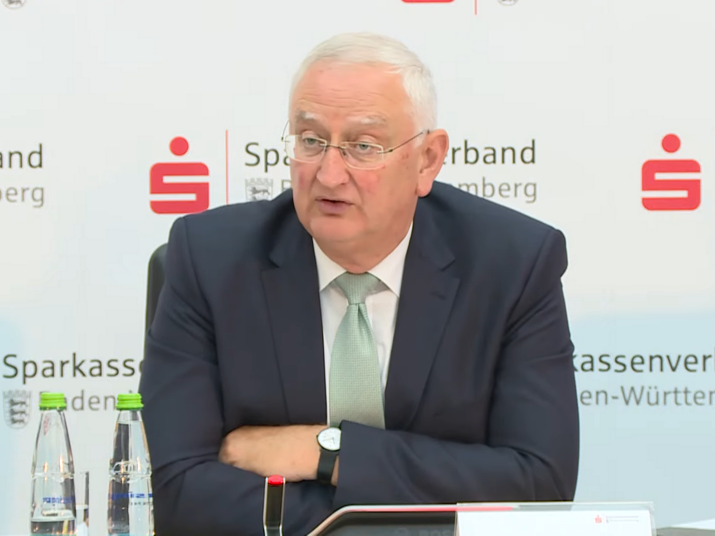 Die Amtszeit läuft 2024 aus: Der baden-württembergische Sparkassenpräsident Peter Schneider. | Foto: Screenshot FinanzBusiness