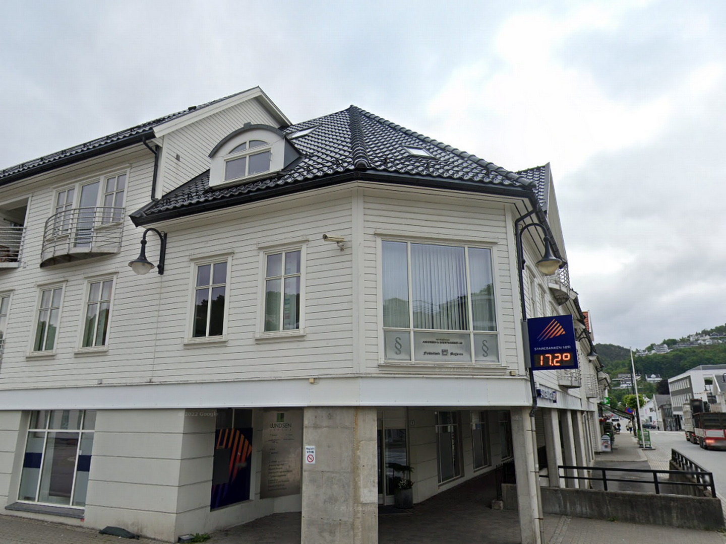 ØKTE OMSETNINGEN: Advokatfirmaet Andersen & Snerthammer, som holder til i Anders Beers gate 2 b i Flekkefjord, økte både omsetning og resultat i fjor. | Foto: Google Street View