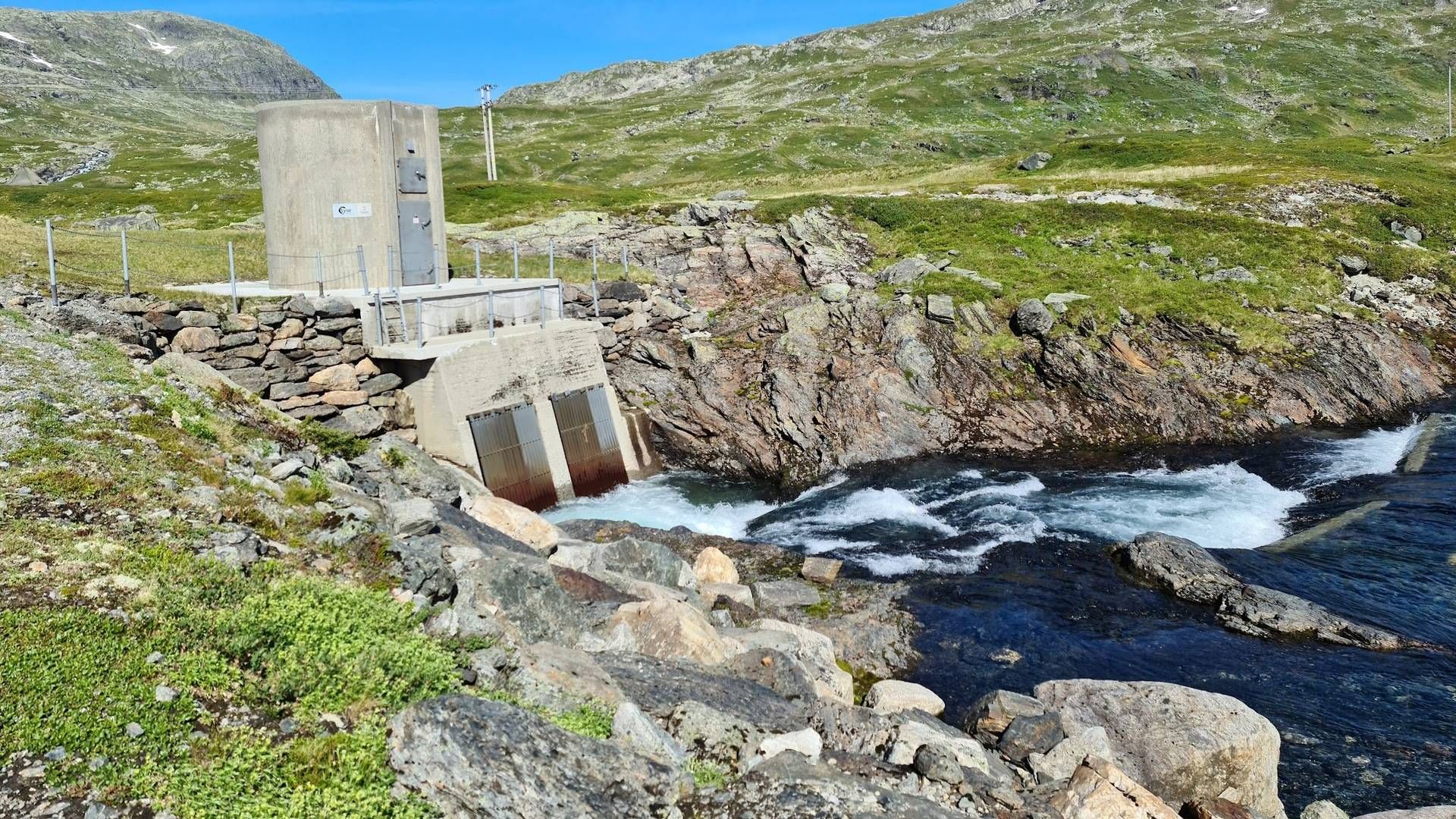 AVLYSER OPPRUSTNING: Lyses storstilte oppgradering og utvidelse av vannkraftverkene i Suldal og Røldal skrinlegges. Her overføres vann til Votnamagasinet i Blåbergdalen. Foto: Lyse Kraft