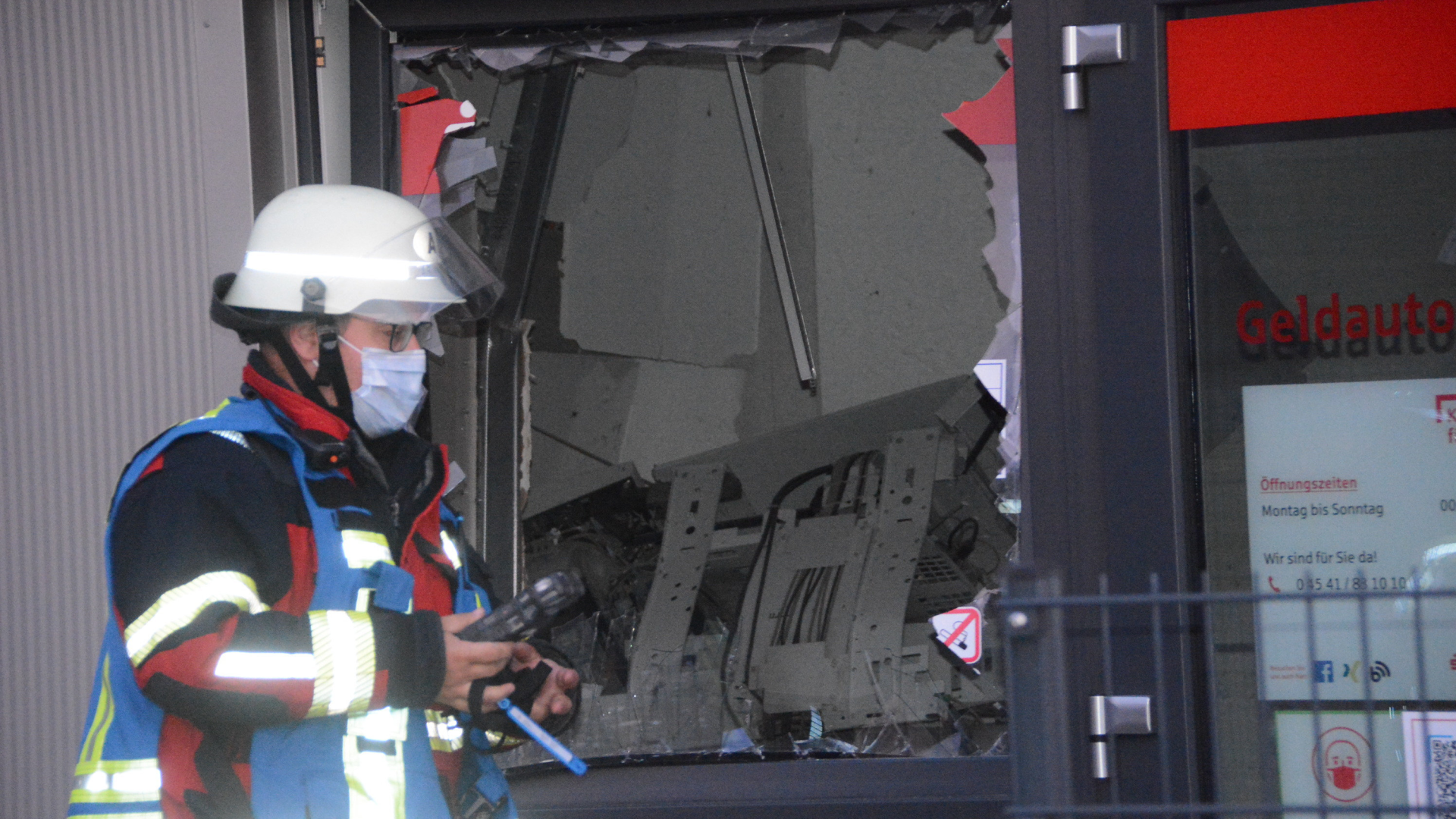 Gesprengter Geldautomat in Düsseldorf. | Foto: picture alliance / rtn - radio tele nord | rtn, christoph leimig