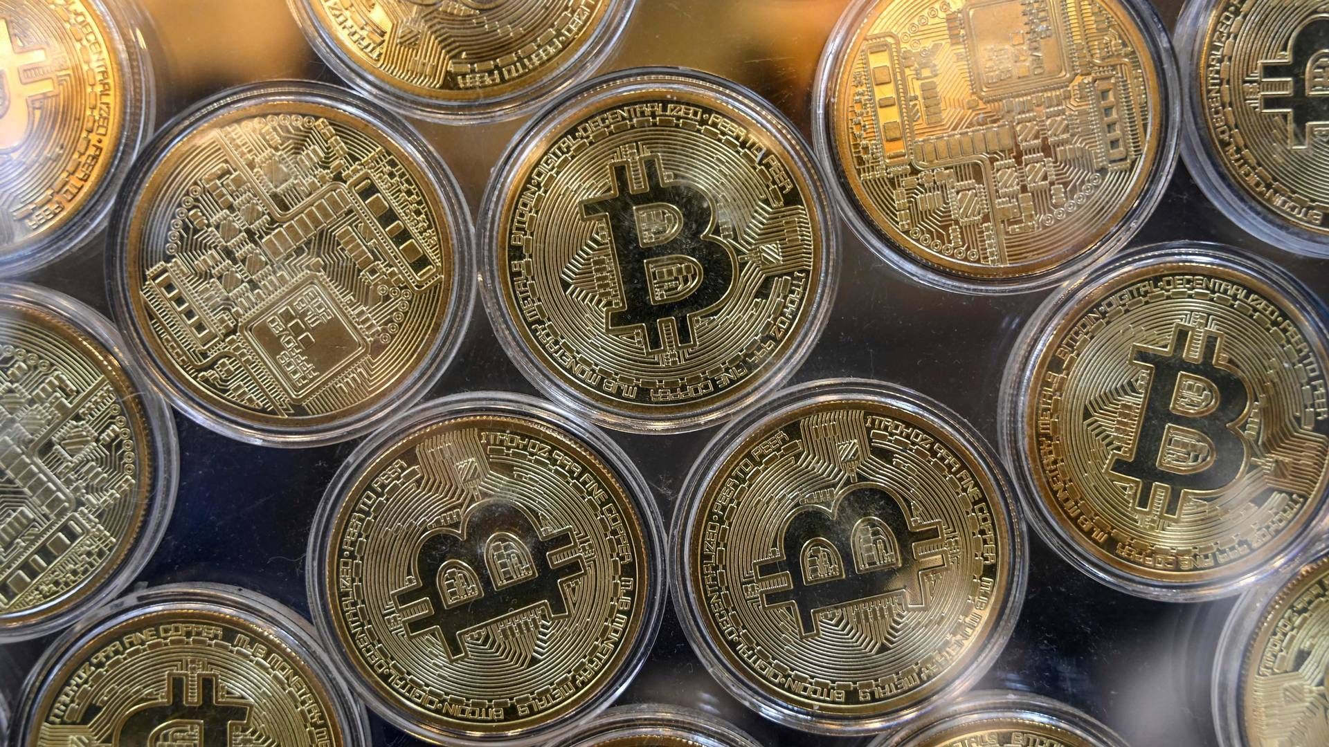 Bitcoin faldt markant i pris tirsdag. | Foto: Ozan Kose/AFP/Ritzau Scanpix