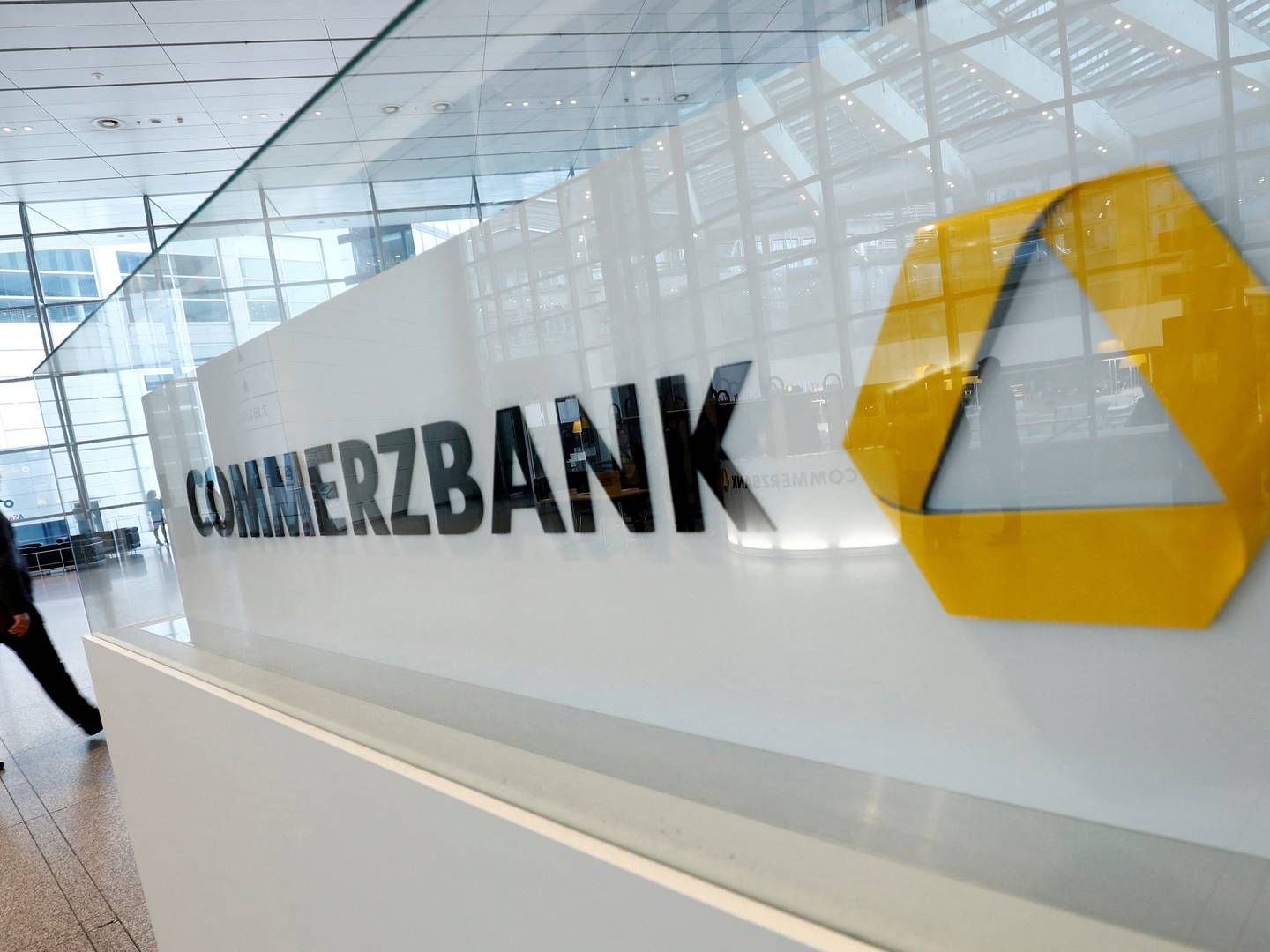 Schild der Commerzbank. | Foto: RALPH ORLOWSKI/REUTERS / X00960