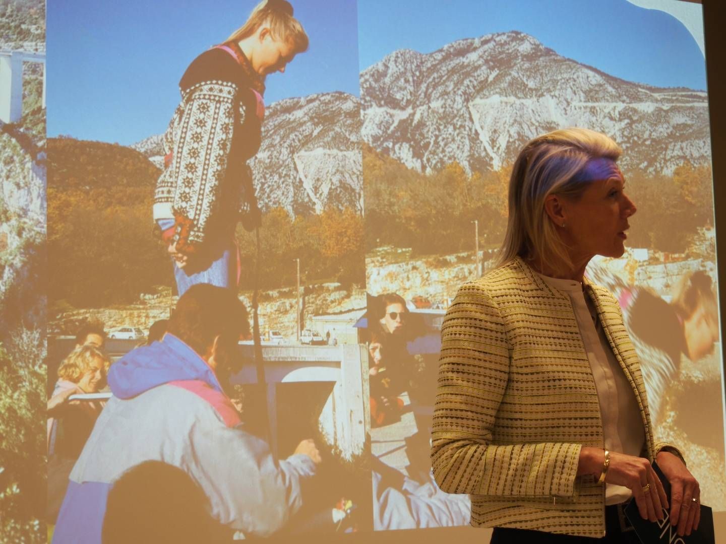 DNB-sjef Kjerstin Braathen foran et bilde av en yngre utgave av seg selv rett før et strikkhopp. – Jeg har alltid vært dårlig til å si nei til en utfordring, sier hun. | Foto: Ida Oftebro