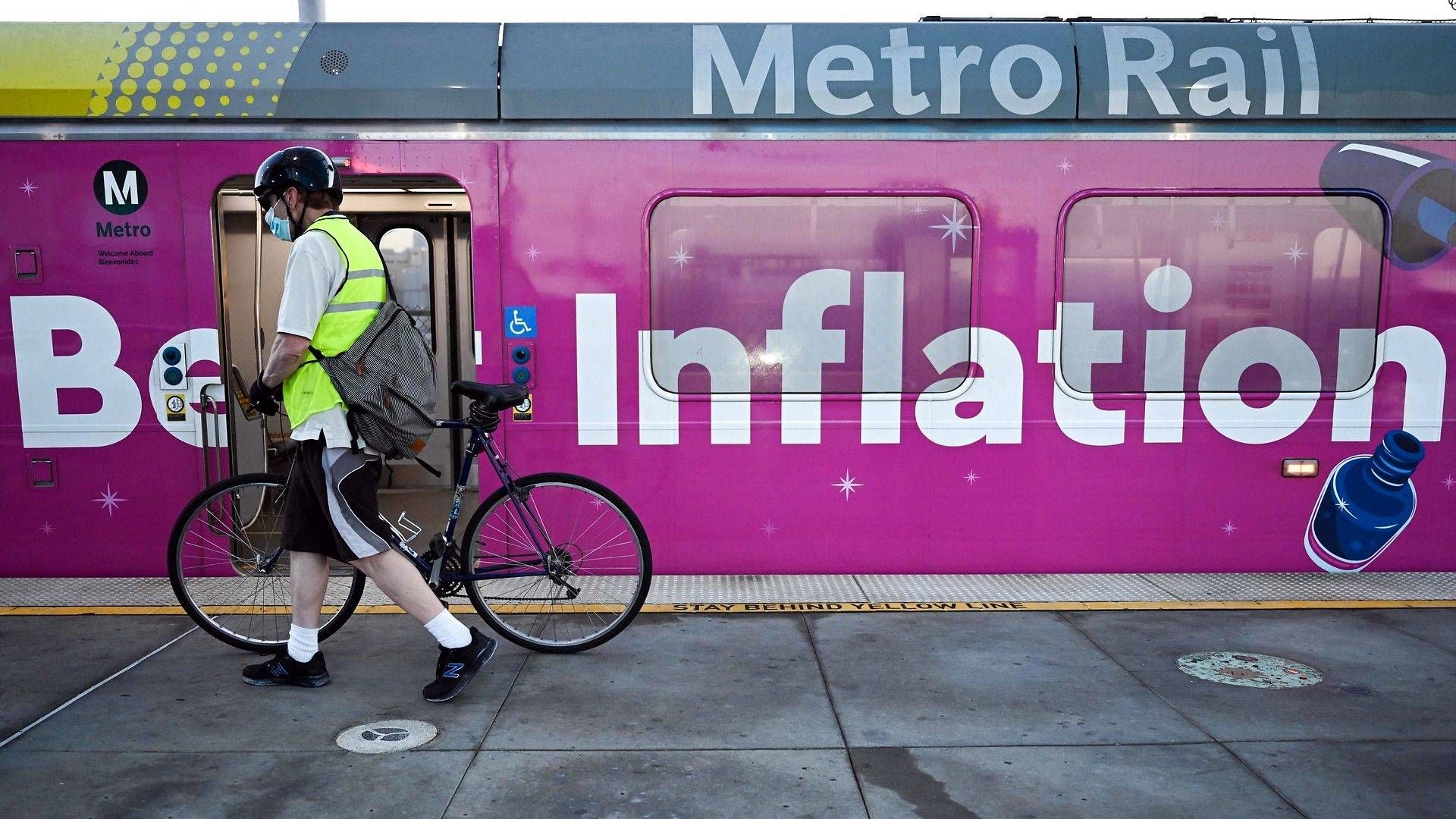 Beat Inflation er budskabet på dette lokaltog i Californien. | Foto: Patrick T. Fallon/AFP/Ritzau Scanpix/AFP / AFP