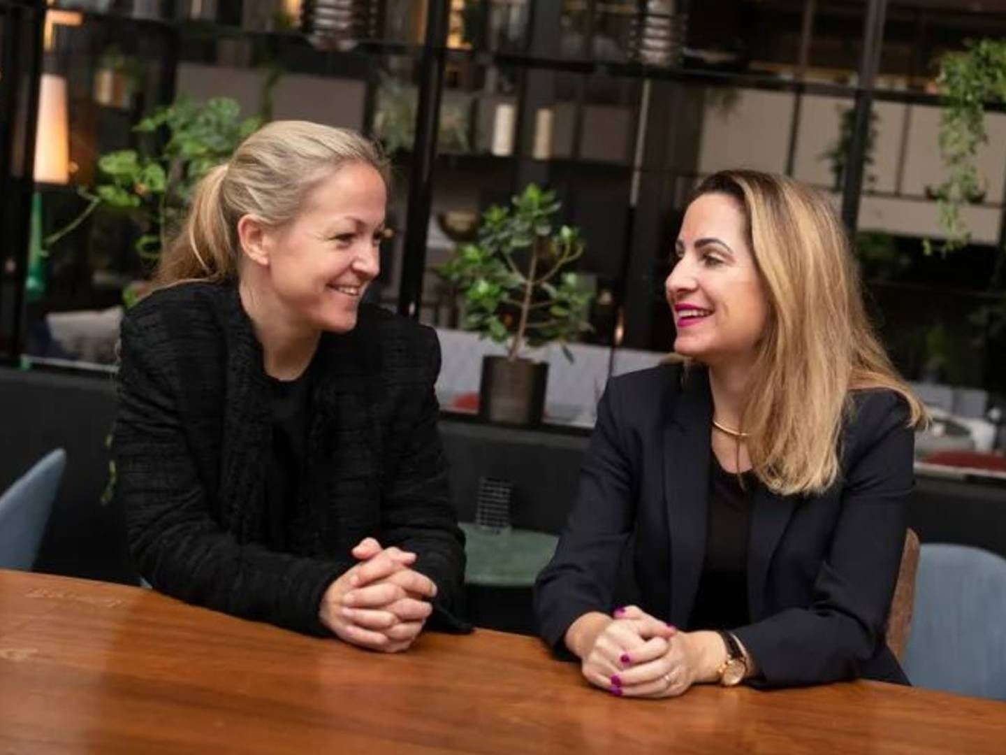 Helle Wehl, partner i Kromann Reumert, (tv) forventer, at The Boardroom i Danmark kan have sit første møde i februar 2023. Netværket er etableret af den schweiziske advokat Diana Markaki (th). | Foto: Sofia Busk
