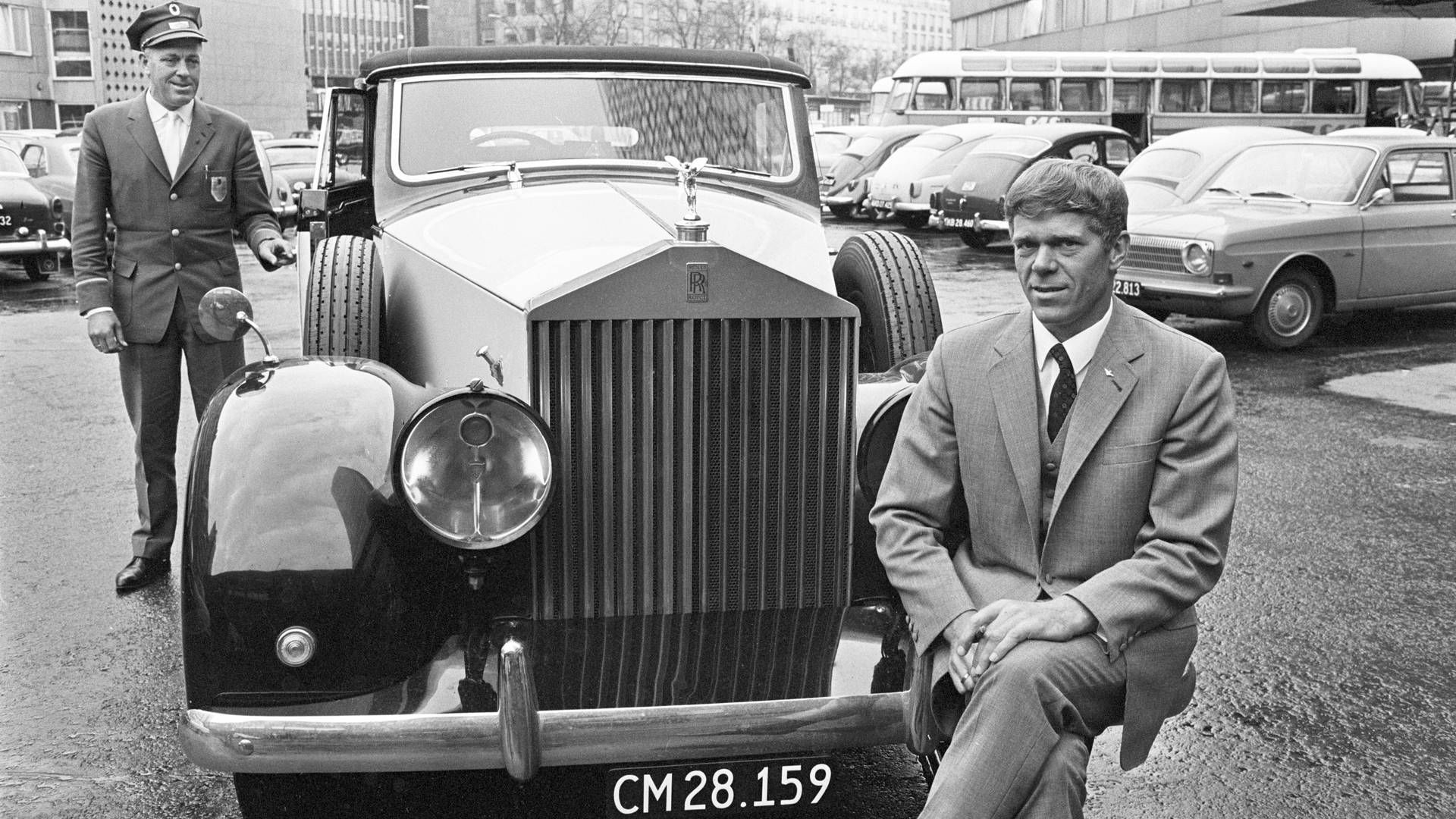 Arne Bybjerg skabte en formue på opbygningen af Carmen Curlers. Her ses han i Kalundborg med sin Rolls Royce og sin privatchauffør i 1967.