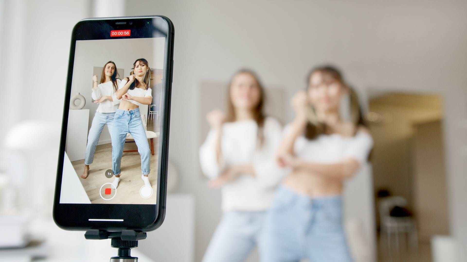 Unge mediebrugere har et mere fragmenteret forbrug af videoindhold end ældre brugere. De unge ser og laver indhold en række forskellige digitale platforme, såsom Tiktok. | Foto: pexels / Artem Podrez