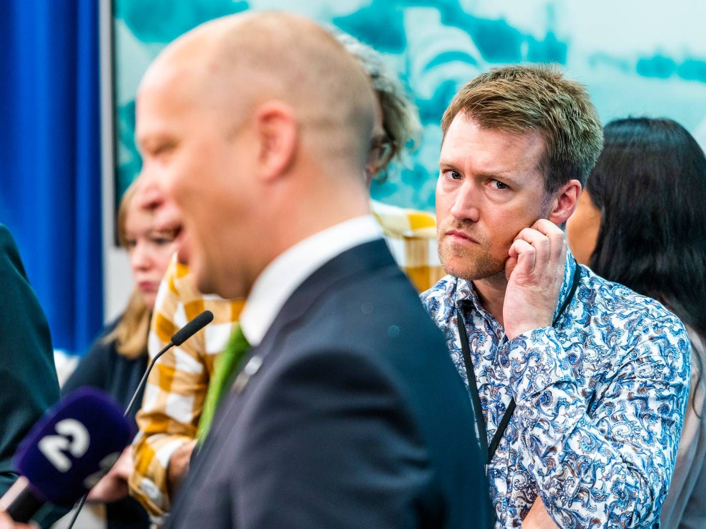 AVVENTER: Statssekretær Lars Vangen sier det er satt i gang en havvind-utredning. Her hører han finansminister Trygve Slagsvold Vedum (Sp) snakker med pressen om revidert nasjonalbudsjett. | Foto: Håkon Mosvold Larsen/NTB