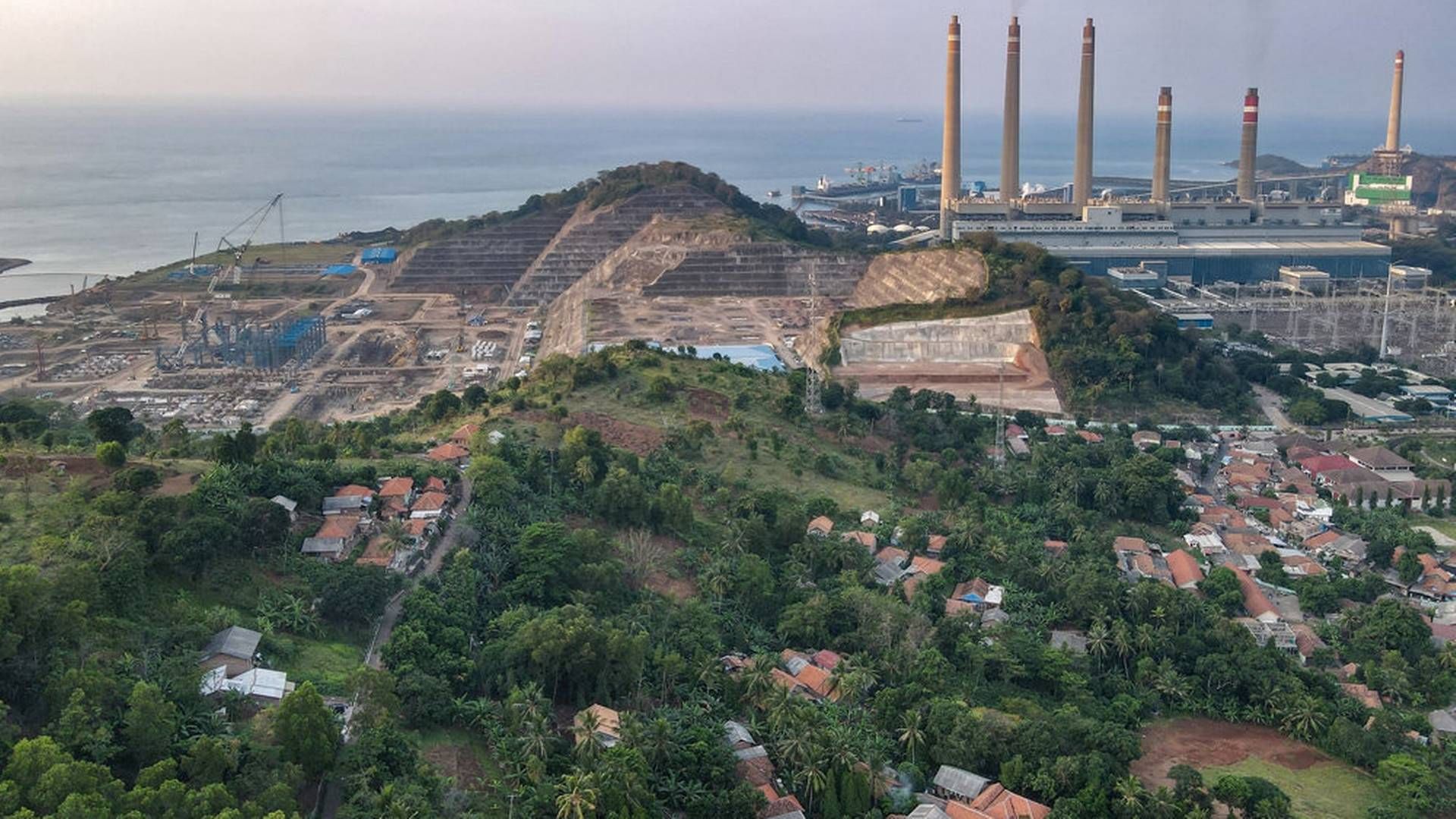 Indonesien skal væk fra kul og i stedet benytte grøn energi. Her kulkraftværket Suralaya. Arkivfoto: Bay Ismoyo/Ritzau Scanpix