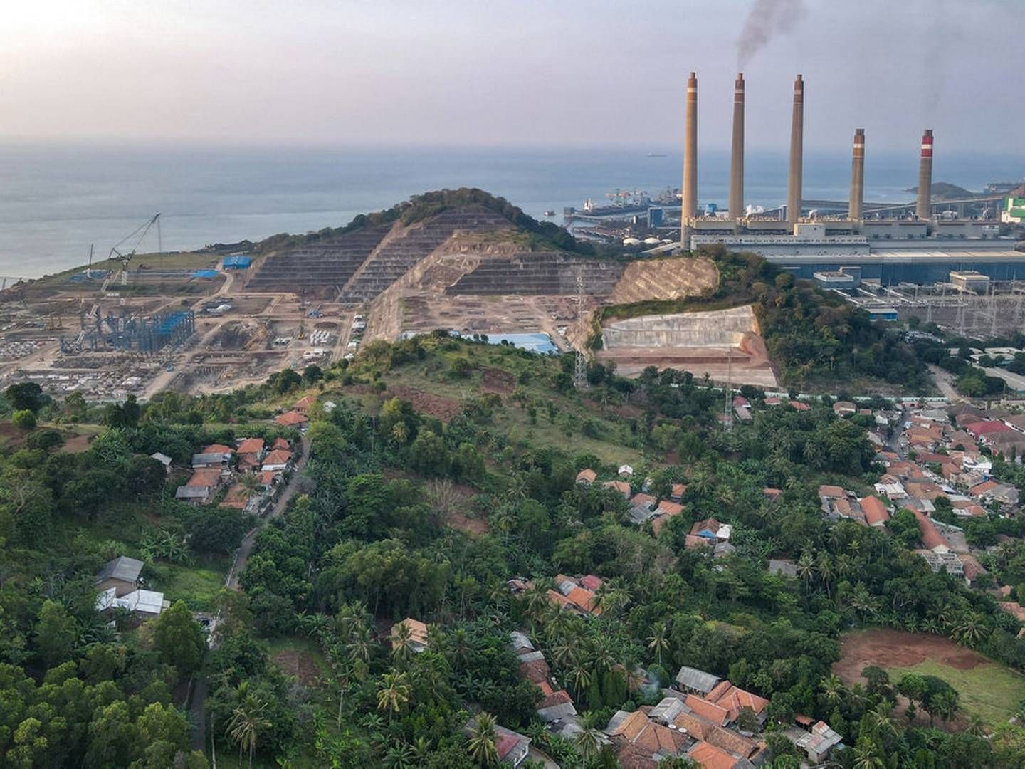 Indonesien skal væk fra kul og i stedet benytte grøn energi. Her kulkraftværket Suralaya. Arkivfoto: Bay Ismoyo/Ritzau Scanpix
