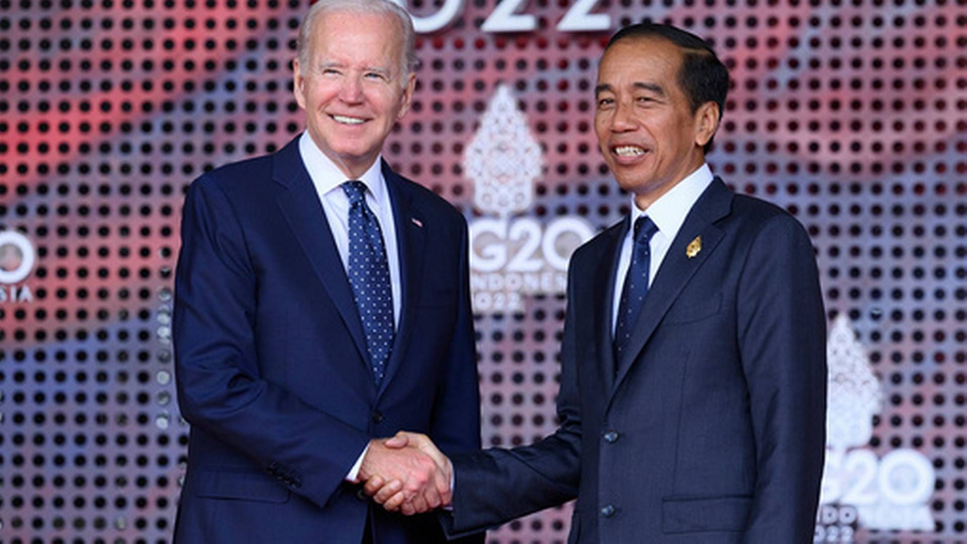 SKAL BLI KARBONNØYTRALT: Indonesias president Joko Widodo, her med USAs president Joe Biden. | Foto: Leon Neal/AP/NTB