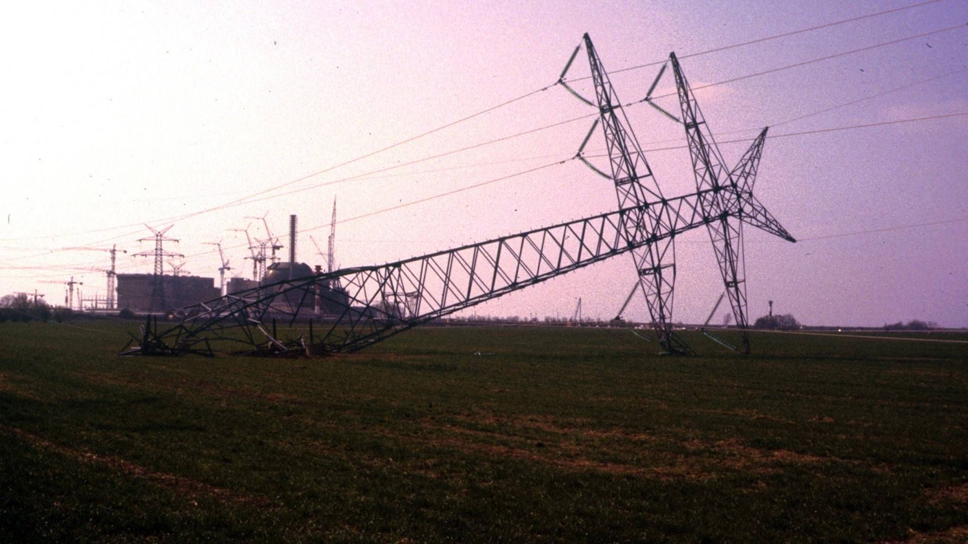 Das Archivbild zeigt den Sprengstoffanschlag auf Strommasten des Atomkraftwerks Brokdorf 1982. | Foto: picture alliance / rtn - radio tele nord | rtn, peter wuest