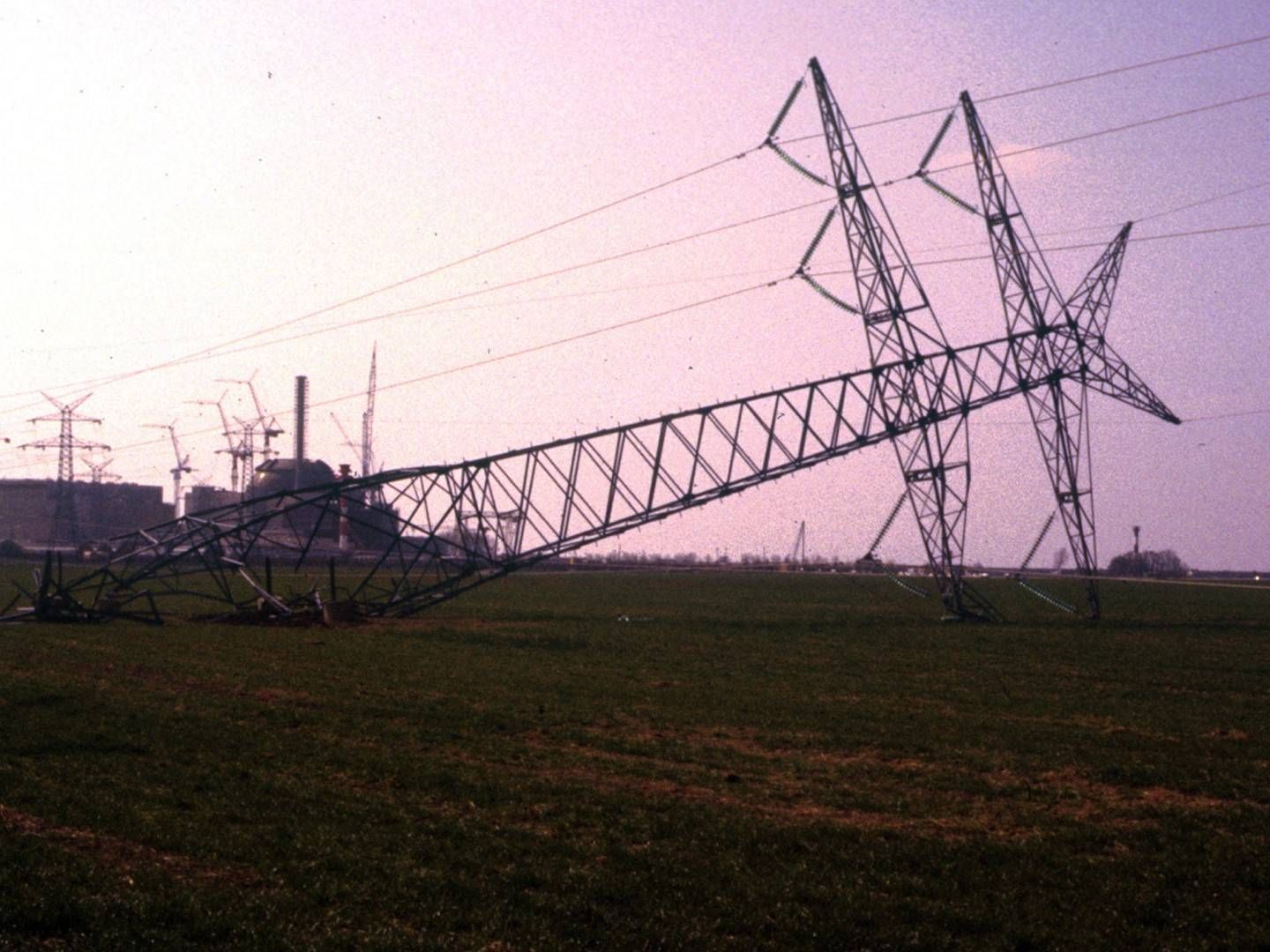 Das Archivbild zeigt den Sprengstoffanschlag auf Strommasten des Atomkraftwerks Brokdorf 1982. | Foto: picture alliance / rtn - radio tele nord | rtn, peter wuest